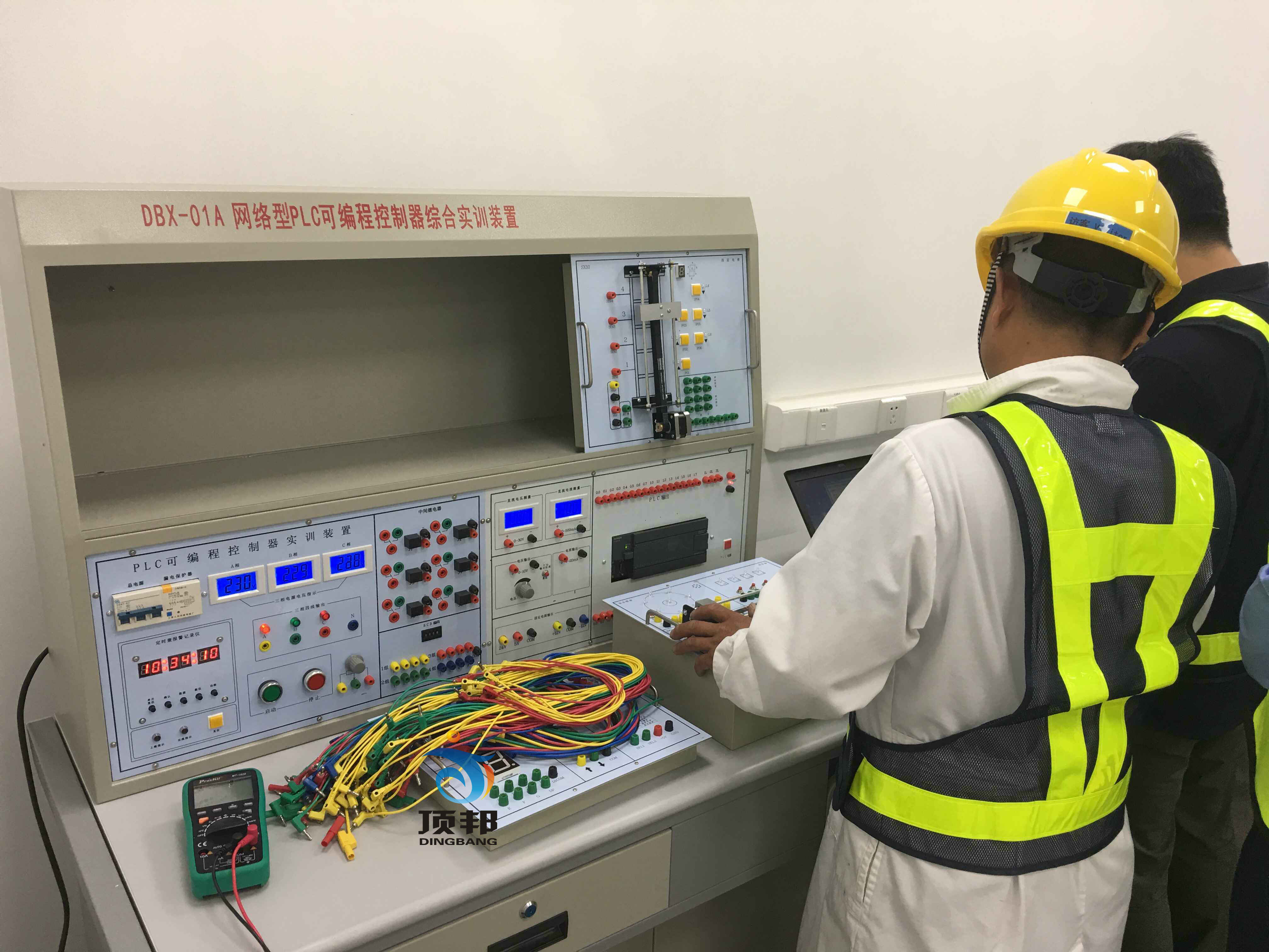 电气工程系建设参考(图3) 网络型PLC可编程控制器综合实训装置