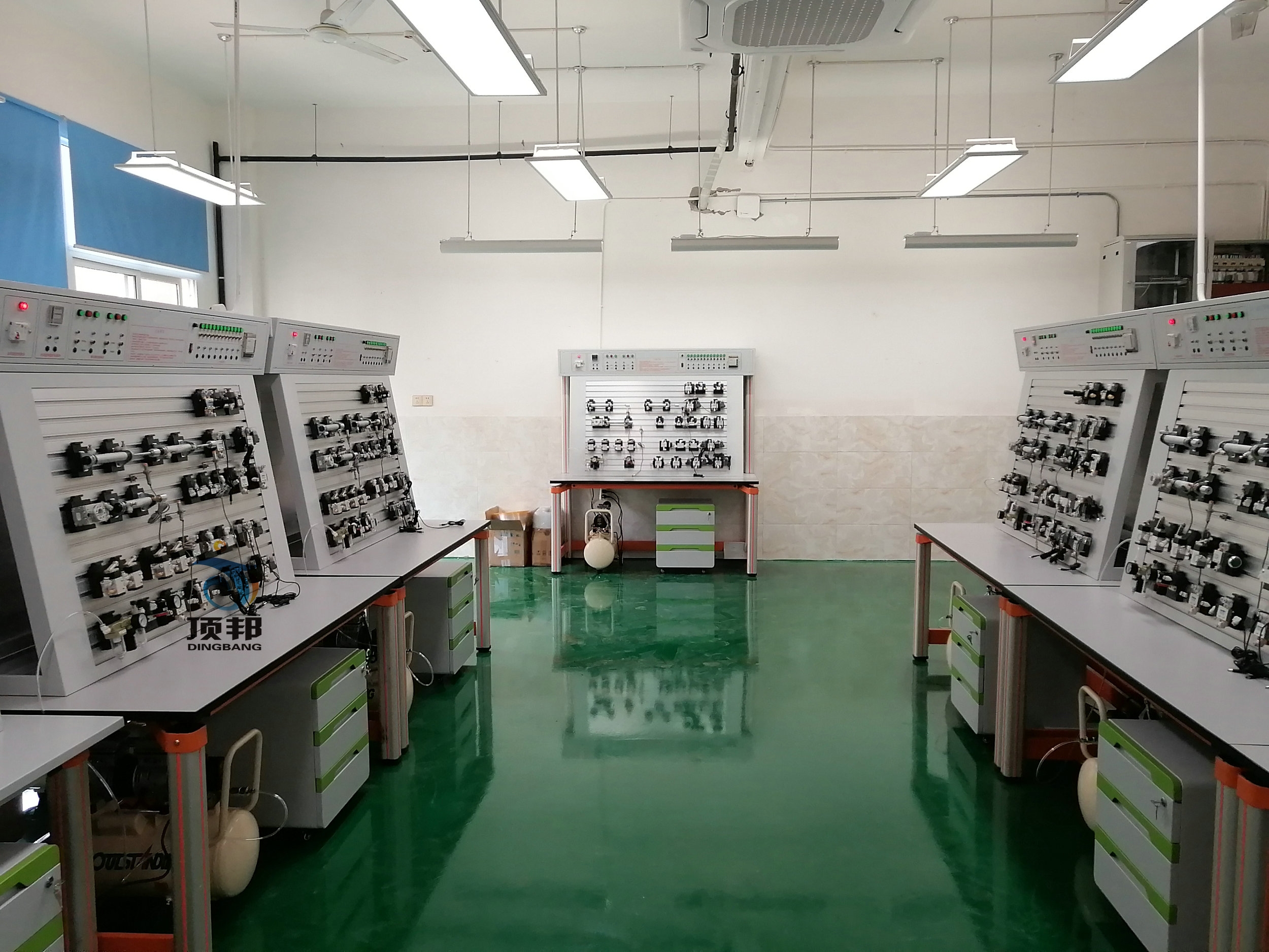 气动PLC控制教学实验台(图3) 气动PLC教学实验台